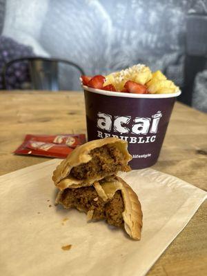 Empanada Beef & açaí bowl - The São Paulo