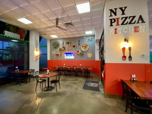 NY Pizza dining room