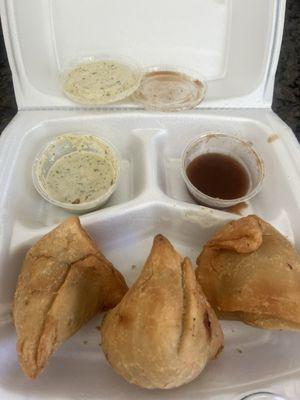 Samosas with sauces