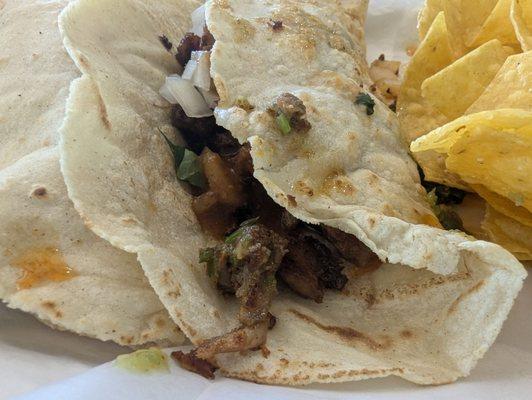 Tacos con tortillas hechas a mano