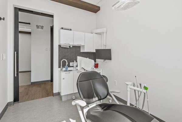 Top-notch equipped treatment rooms.