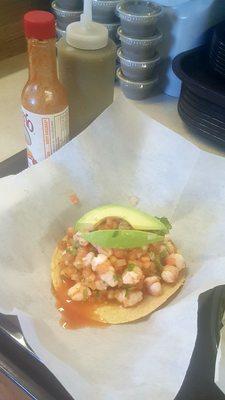 Es una tostada de camarones muy sabrosa me gusta mucho la comida de la taqueria guadalajara