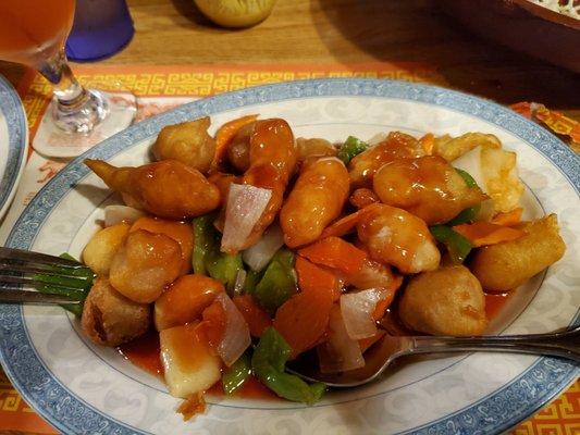 Sweet & Sour Combo (deep fried chicken, pork and shrimp) food and drinks were delicious