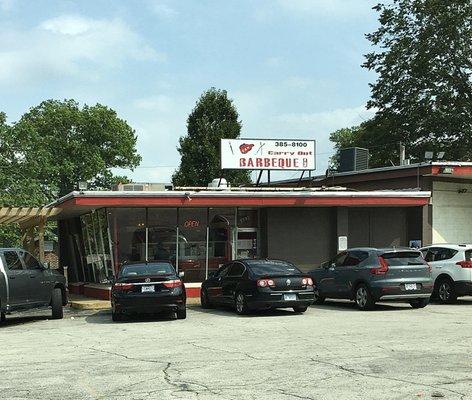 A full parking lot is a good sign at a BBQ joint.