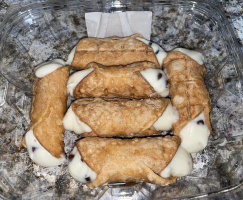 6 small cannolis