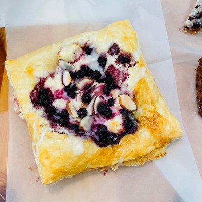 almond blueberry danish