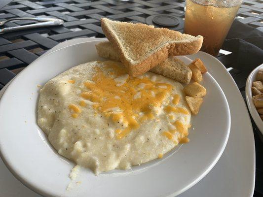 Cheese grits with toast