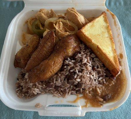 Stew Chicken, Gallo Pinto, Maduros, y Queso Frito