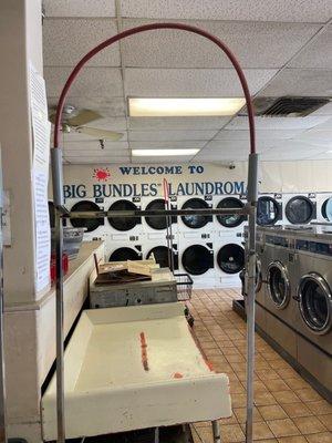 Big Bundles Laundromat & Dry Cleaners