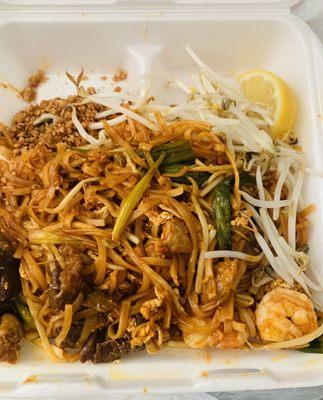 Seafood pad Thai