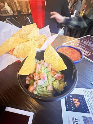 A delicious bowl of fresh guacamole