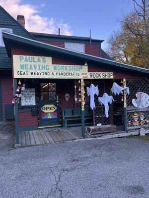 Heaven on earth exists and it's Paula's Weaving and Rock Workshop