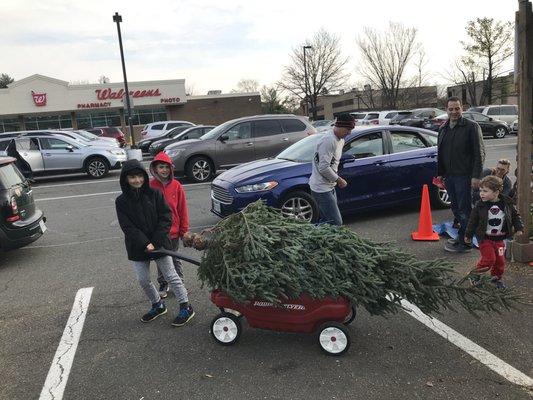 I love this family's tradition of giving back to the community through the purchase of a Christmas tree from VHLC Lot!!