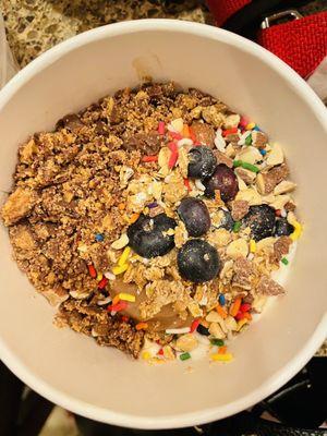 Vanilla frozen yogurt, blueberries, granola, crushed up almonds, rainbow sprinkles, and Reese's.