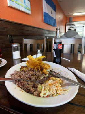 Tajadas con Gallopinto