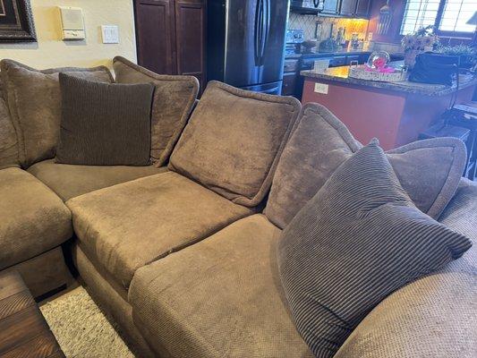 #2 Pic Brown cloth fabric sectional. 6 seat cushions, 7 back cushions.  3 dark brown throw pillows  Good (condition B+ grade)  sgs 4-9-24