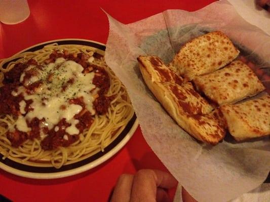 Spaghetti & garlic bread