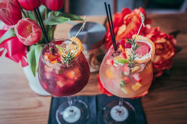 Red sangria and white sangria