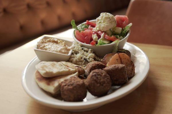 Falafel lunch platter