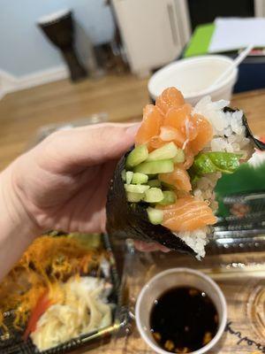 Salmon hand roll