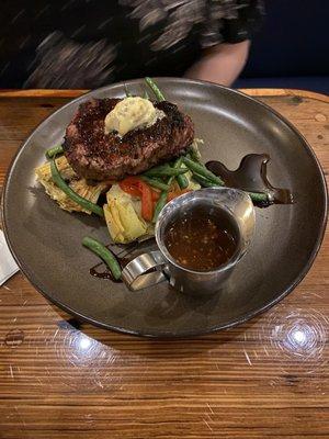 Filet mignon with artichoke and garlic potato's