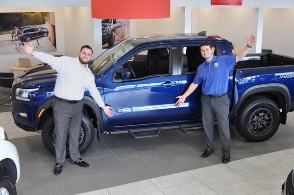 Patrick and Joe size up the all-new 2022 Nissan Frontier!