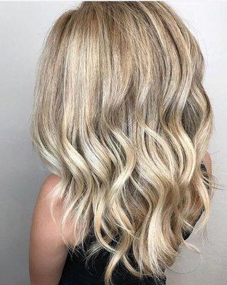 So much beautiful hair ! Lots of balayage