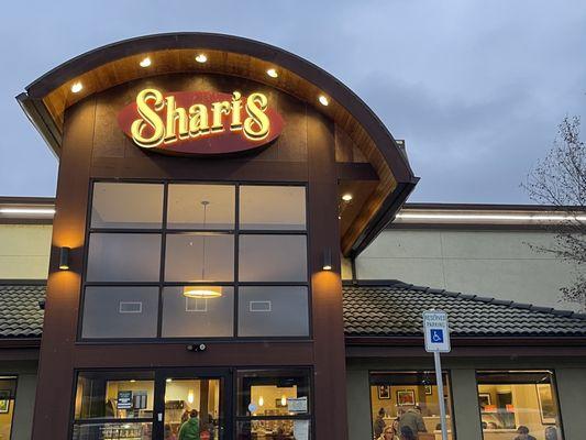 Outside view of Shari's in Roseburg, OR.