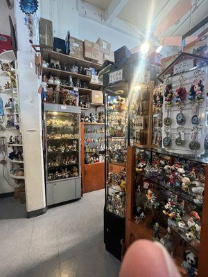 Wide range of antiques/gifts/statues