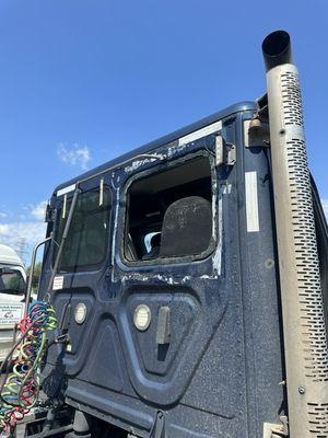 2021 Freightliner Cascadia backglass replacement before