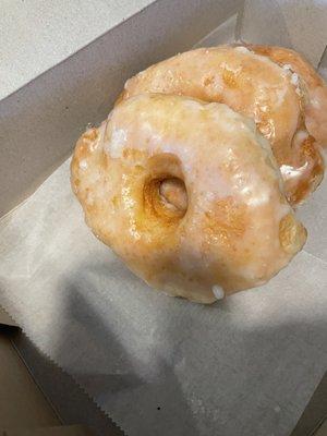 These glazed donuts are not the mel-o-cream i grew up with. Terrible dough and even worse glaze. Unrecognizable!