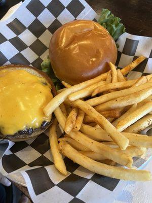 Cheeseburger with fries