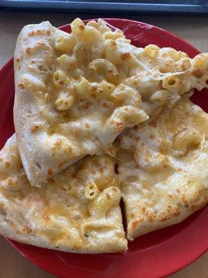 Mac and cheese pizza