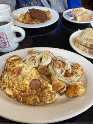 Linguiça omelette with home fries and toast