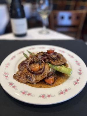 Chicken Marsala
Seared chicken breast over mashed potatoes finished with a Marsala pan sauce of mushrooms, onions, thyme, cherry tomatoes