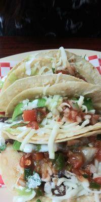 Tacos de bistec with avocado, cheese and salsa