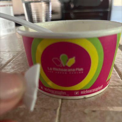 Fuimos por dos ice cream de coco hace media hora y a mi esposo le salió ese plástico duro adentro del ice cream