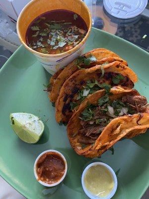 Tacos de birria con consome