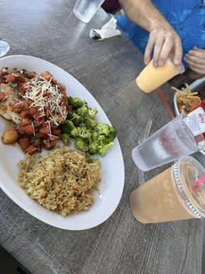 Chicken with quinoa and bruschetta, frozen tea and smoothie