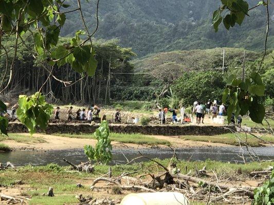 All da haumanaz from UH, Nanakuli, Punahou and us putting in some community work