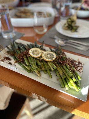 Fresh asparagus with crispy shallots