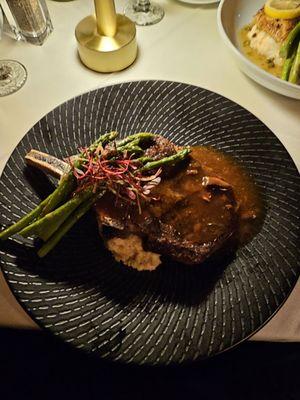 14 oz Ribeye with a mushroom sauce. Chefs Special. I loved it.