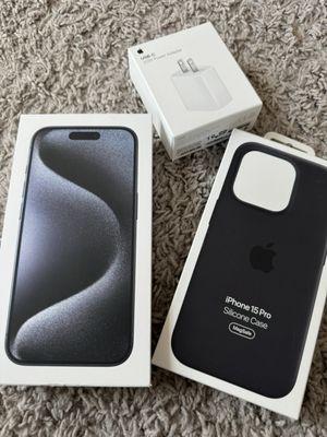 iPhone 15 Pro, Mag Safe silicon case and power cube