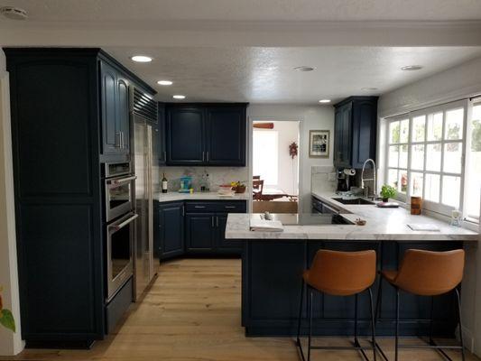 We help our client bring back her cabinets from a yellow oak look to a modern style. New paint and hardware.