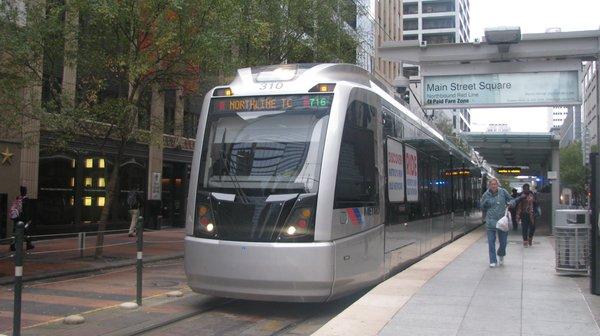 Here's another principal downtown light rail Metro platform with a northbound Red line train.