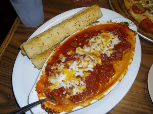 How the lasagna comes.... and those breadsticks are DIVINE