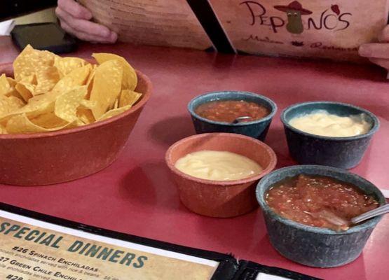 Chips w/ Queso & salsa