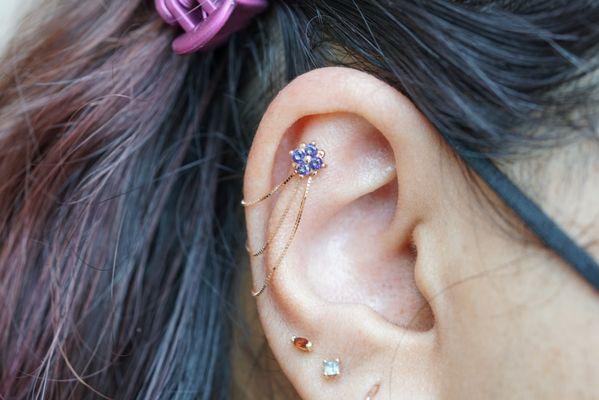 Flat piercing with chain