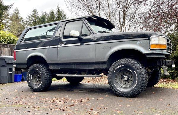 1993 Ford Bronco 4x4 351 on 33x12.50-15s thanks to Discount Tires