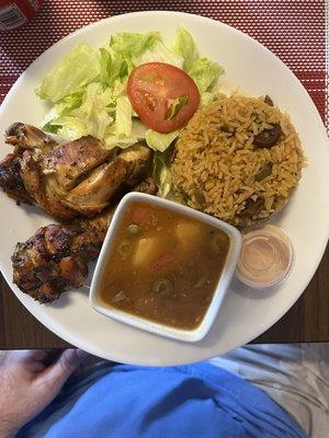 Arroz con salchicha, habichuelas, pollo Al horno, ensalada